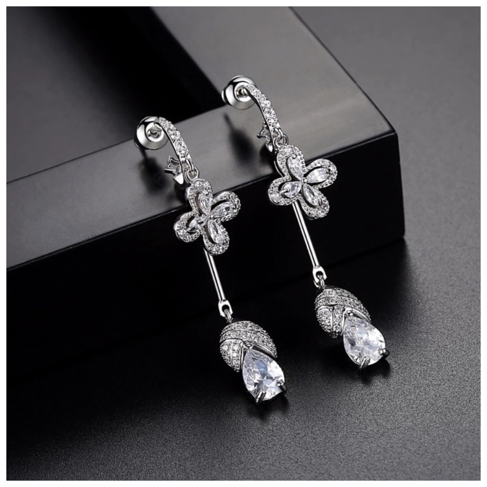 Swarovski Crystals The Yuana Earrings - Picture 3 of 4